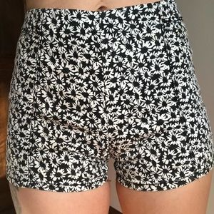 Daisy print high rise hot short.